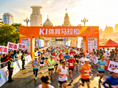 K1体育策划的大型城市马拉松赛事活动现场，人群涌动