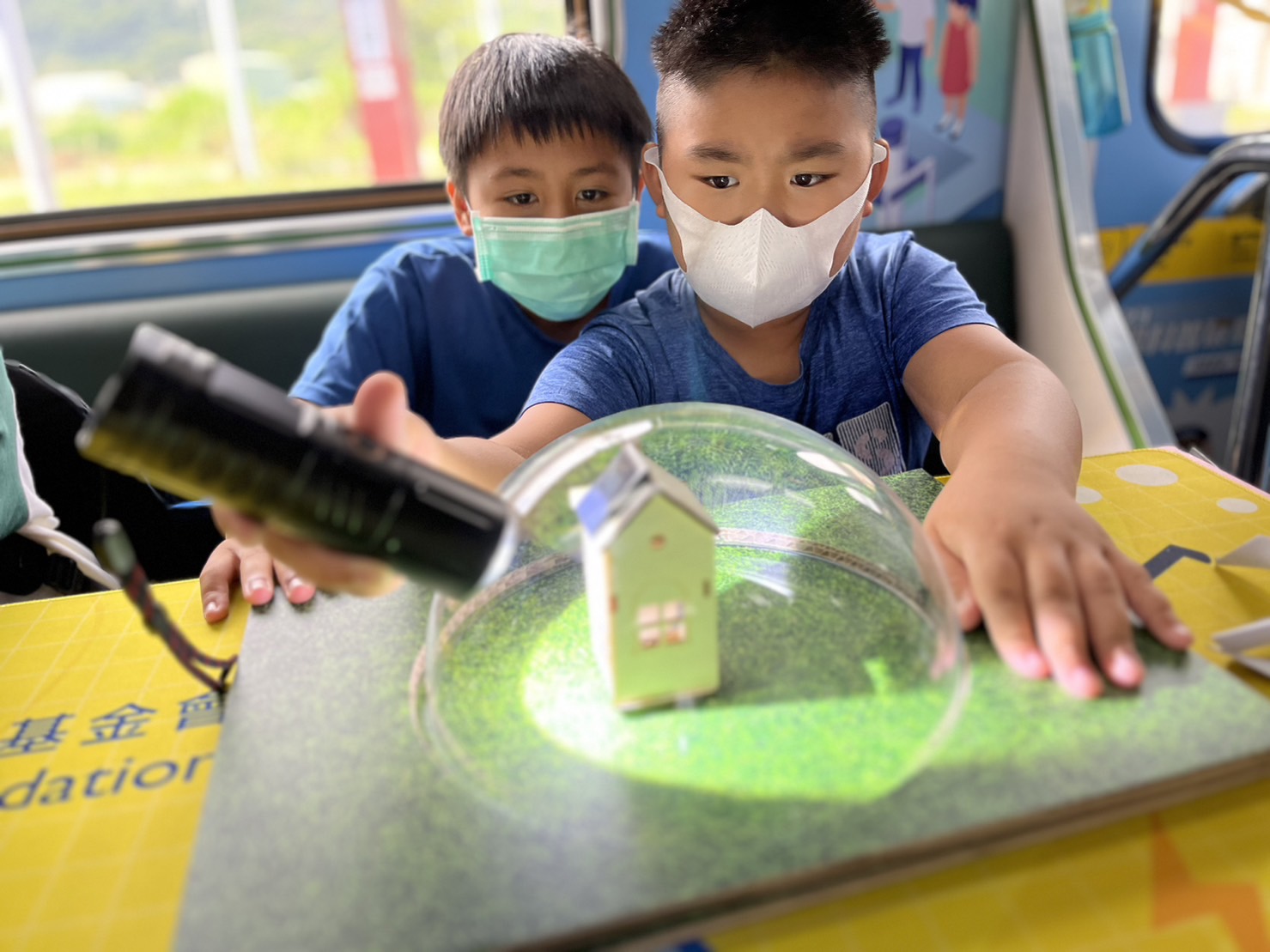 博天堂參與基礎科學主題車廂，以STEAM教學精神，設計「逐日科學家」、「太陽能工程師」以及「淨零建築師」三大能源科普課程和實驗